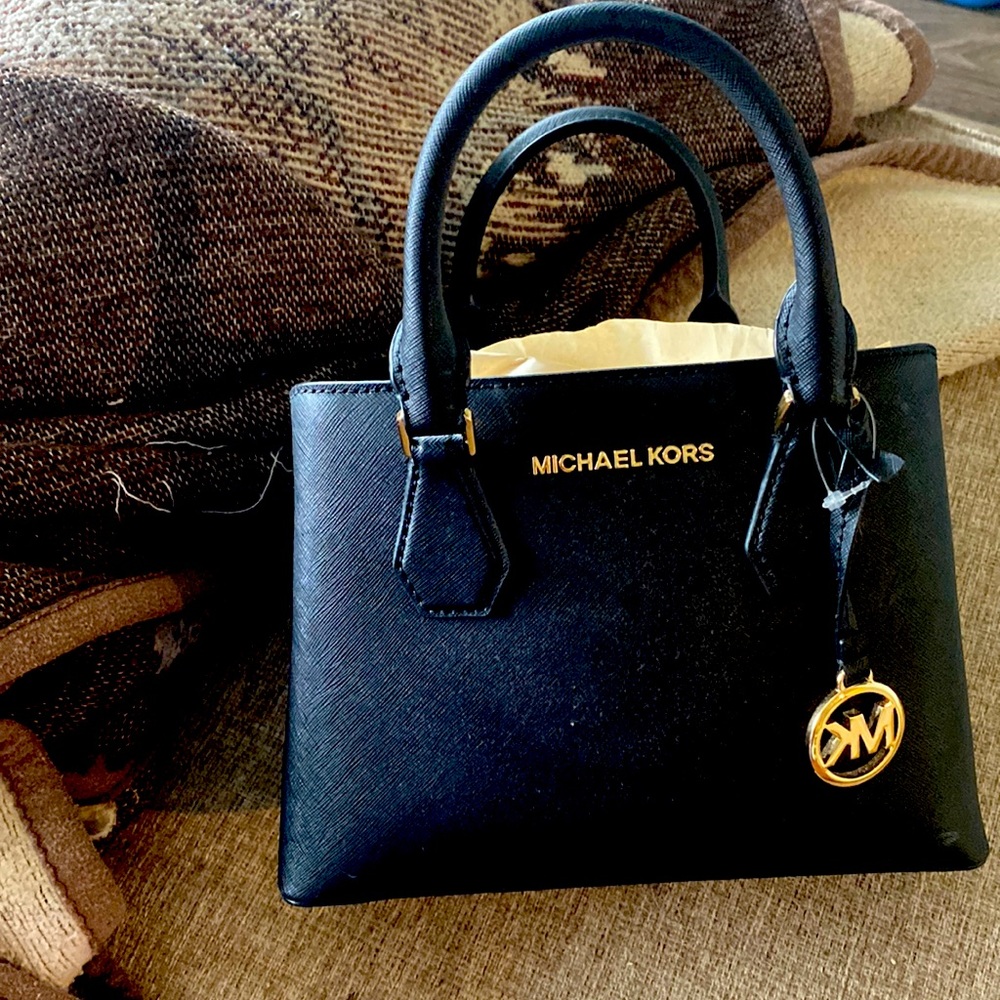 Hello! I have a Micheal Kors purse for sale 🚨
